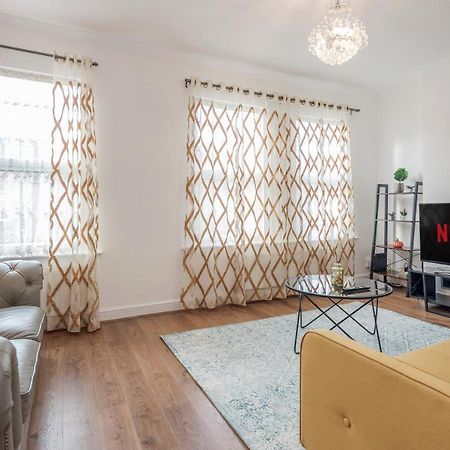 לונדון Entire Lovely Family Home With Parking, Wifi, Netflix, Self Check-In מראה חיצוני תמונה