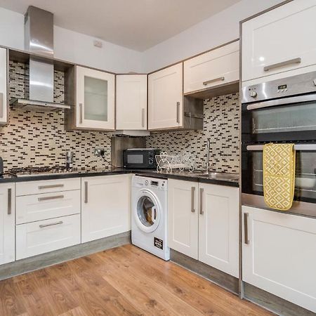לונדון Entire Lovely Family Home With Parking, Wifi, Netflix, Self Check-In מראה חיצוני תמונה